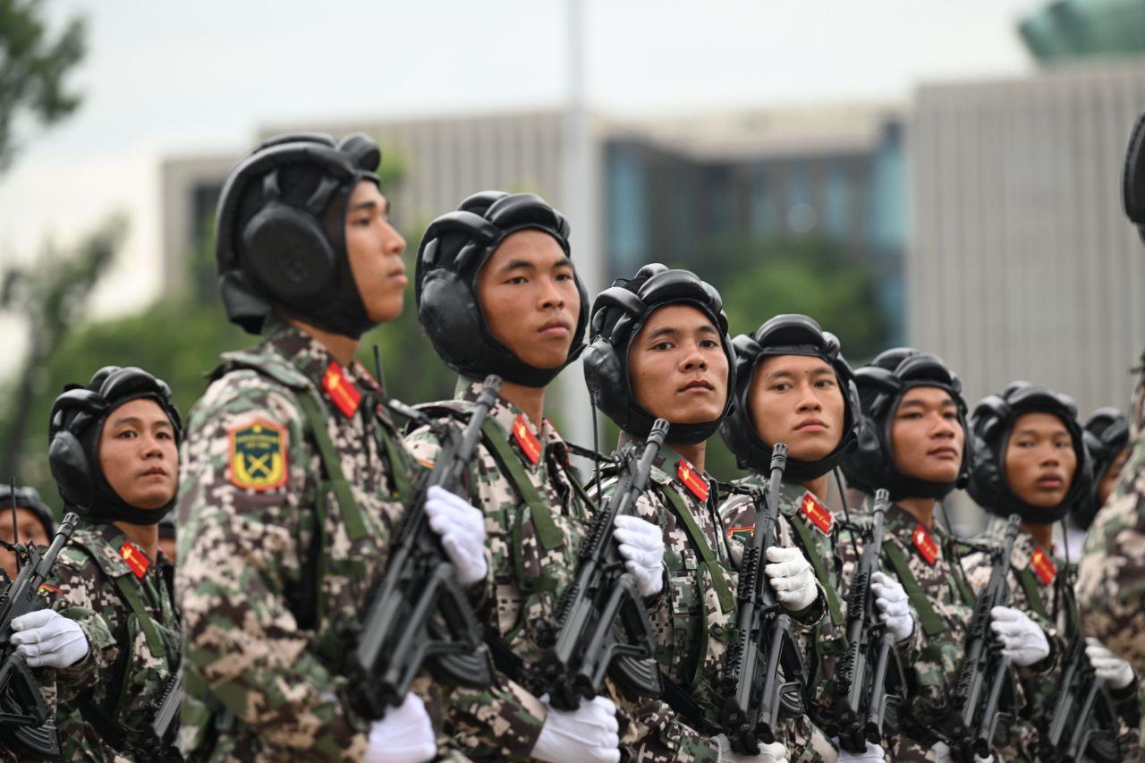 Dàn khí tài tiến vào Quảng trường Ba Đình, hàng chục nghìn người hân hoan chào đón- Ảnh 13. Dàn khí tài tiến vào Quảng trường Ba Đình, hàng chục nghìn người hân hoan chào đón- Ảnh 13.