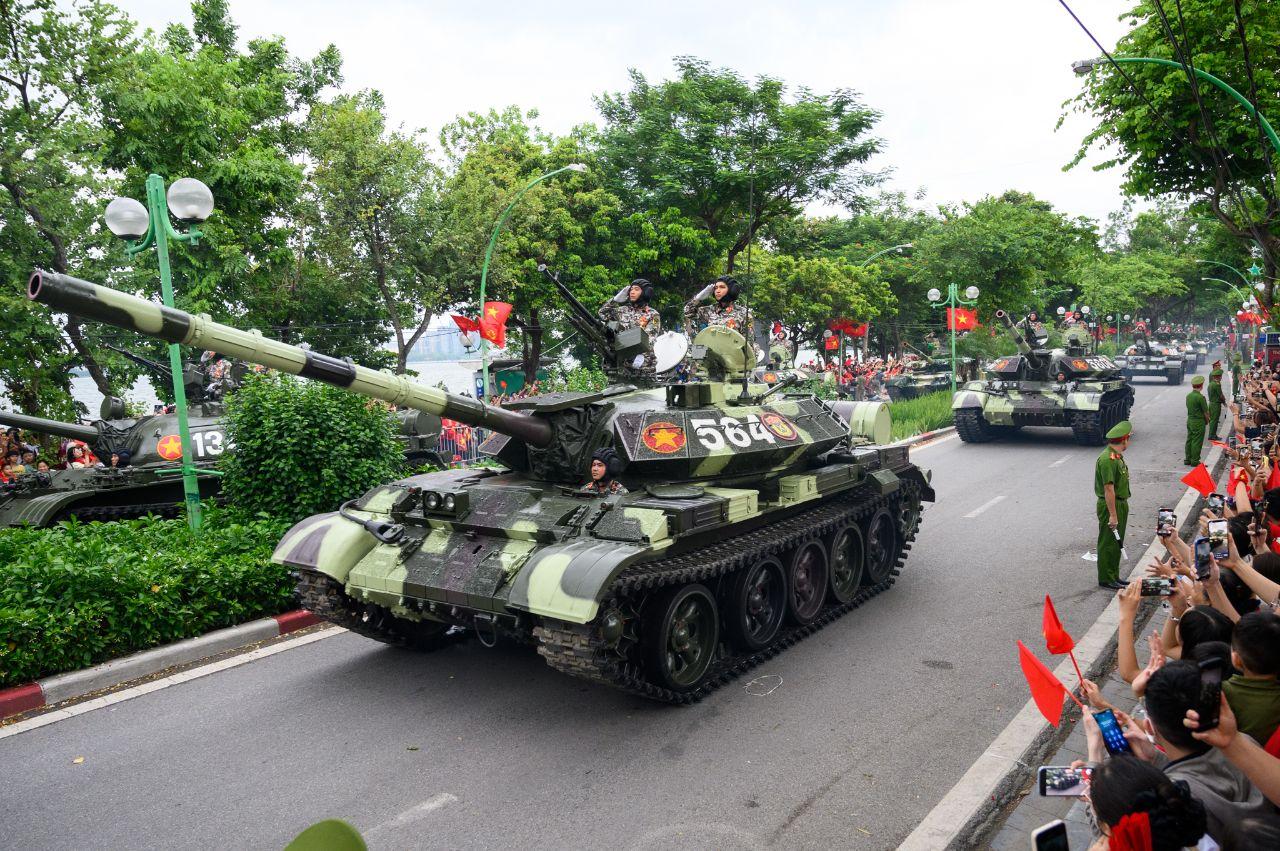 Dàn khí tài tiến vào Quảng trường Ba Đình, hàng chục nghìn người hân hoan chào đón- Ảnh 9. Dàn khí tài tiến vào Quảng trường Ba Đình, hàng chục nghìn người hân hoan chào đón- Ảnh 9.