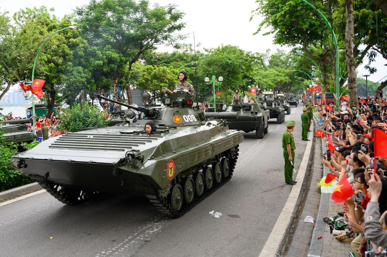 Dàn khí tài tiến vào Quảng trường Ba Đình, hàng chục nghìn người hân hoan chào đón- Ảnh 10. Dàn khí tài tiến vào Quảng trường Ba Đình, hàng chục nghìn người hân hoan chào đón- Ảnh 10.