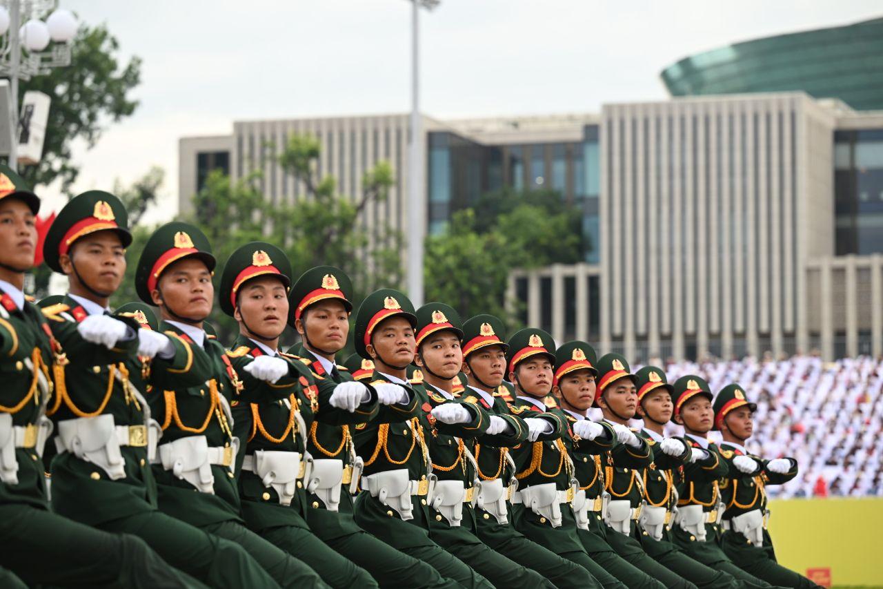 Dàn khí tài tiến vào Quảng trường Ba Đình, hàng chục nghìn người hân hoan chào đón- Ảnh 15. Dàn khí tài tiến vào Quảng trường Ba Đình, hàng chục nghìn người hân hoan chào đón- Ảnh 15.
