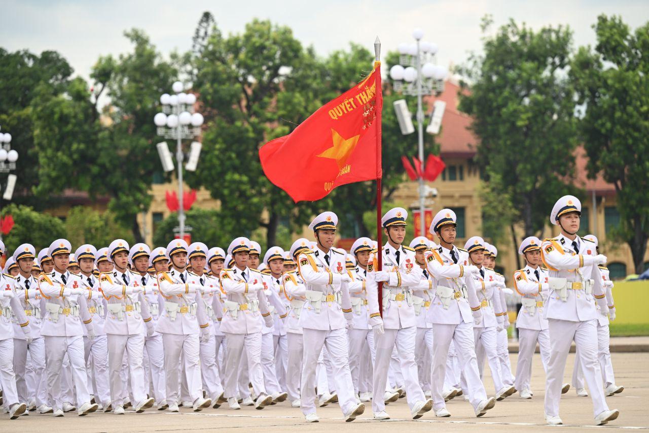 Dàn khí tài tiến vào Quảng trường Ba Đình, hàng chục nghìn người hân hoan chào đón- Ảnh 14. Dàn khí tài tiến vào Quảng trường Ba Đình, hàng chục nghìn người hân hoan chào đón- Ảnh 14.
