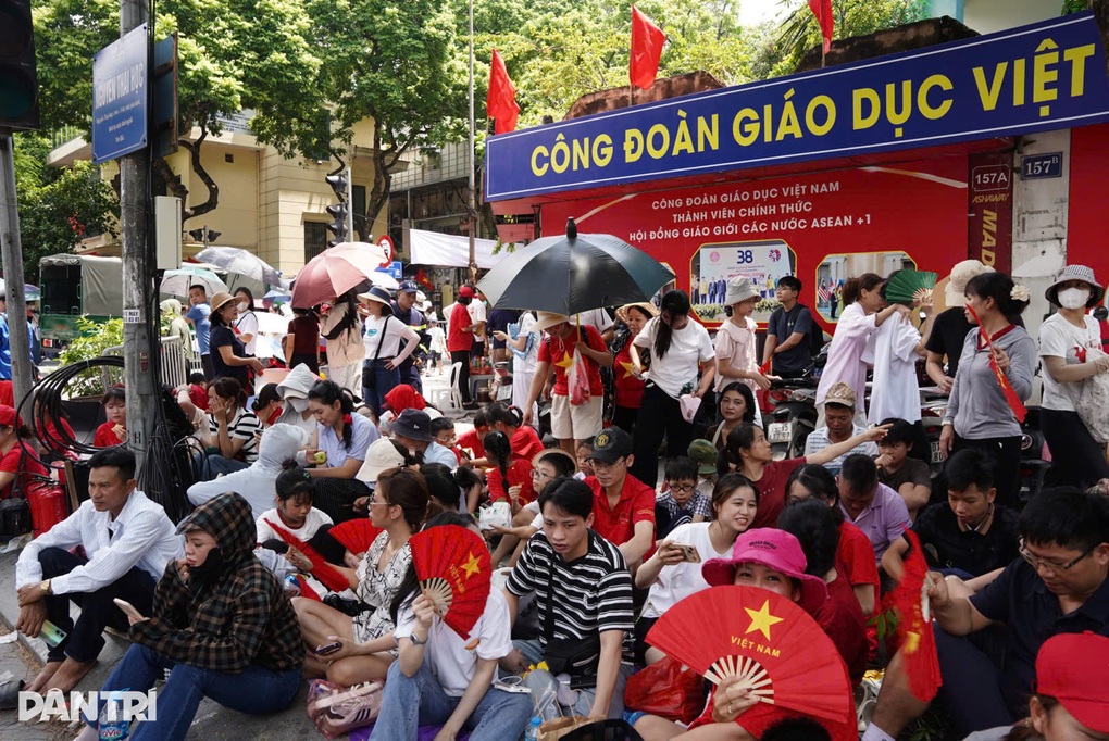 "Cuộc chiến" giữ chỗ xem diễu binh: Đội nắng, trải bạt, cắm chốt xuyên trưa- Ảnh 3.