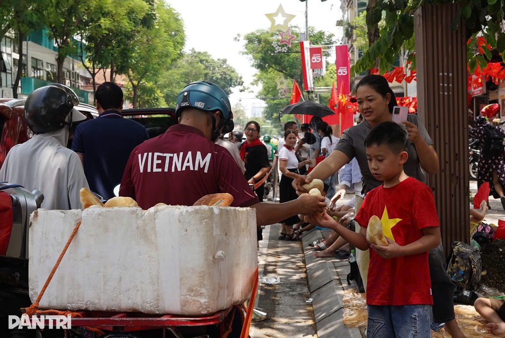 "Cuộc chiến" giữ chỗ xem diễu binh: Đội nắng, trải bạt, cắm chốt xuyên trưa- Ảnh 5.