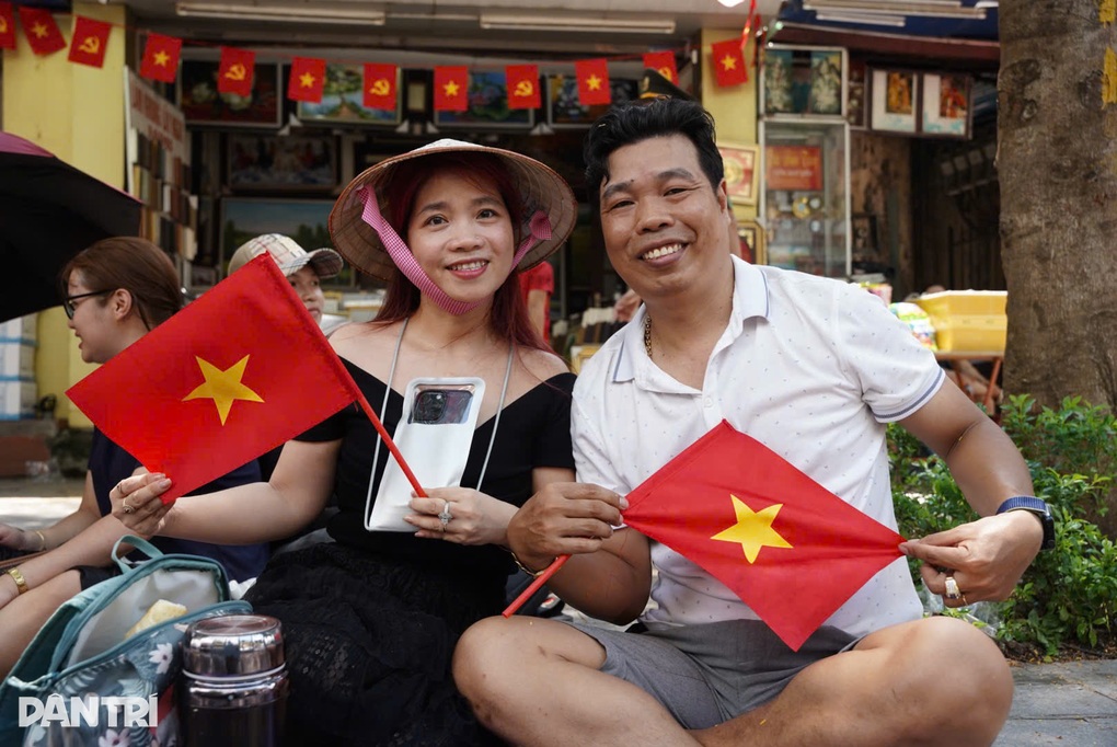 "Cuộc chiến" giữ chỗ xem diễu binh: Đội nắng, trải bạt, cắm chốt xuyên trưa- Ảnh 6.