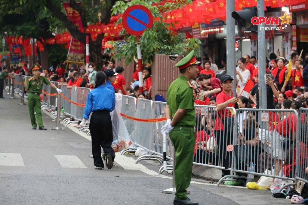 Những hành động đẹp của tuổi trẻ Thủ đô trước giờ tổng duyệt- Ảnh 3. Những hành động đẹp của tuổi trẻ Thủ đô trước giờ tổng duyệt- Ảnh 3.