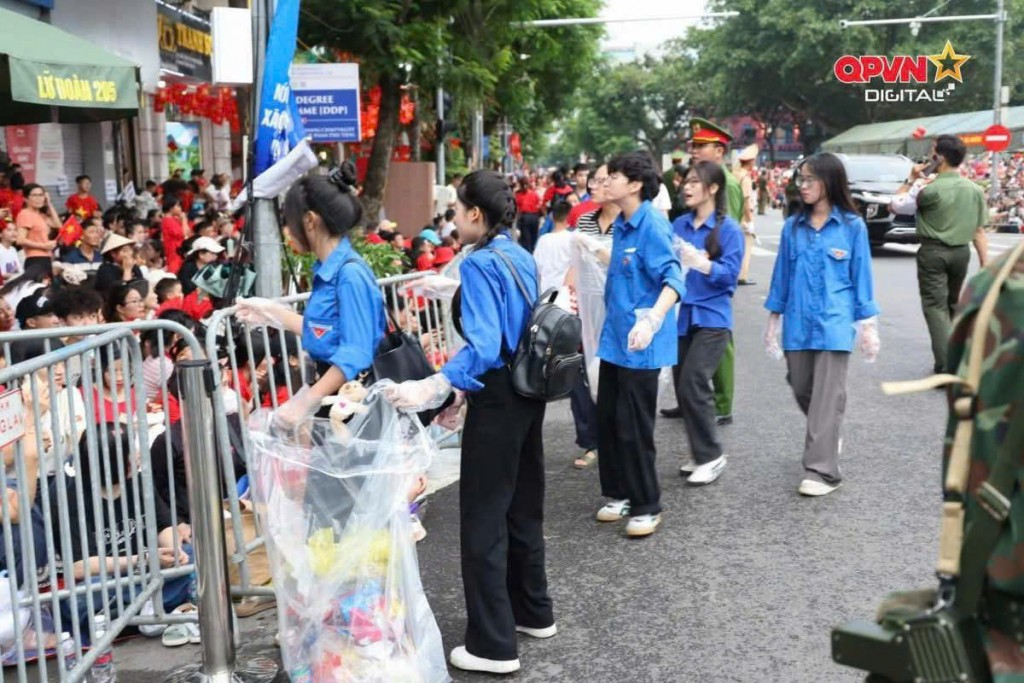 Những hành động đẹp của tuổi trẻ Thủ đô trước giờ tổng duyệt- Ảnh 1. Những hành động đẹp của tuổi trẻ Thủ đô trước giờ tổng duyệt- Ảnh 1.