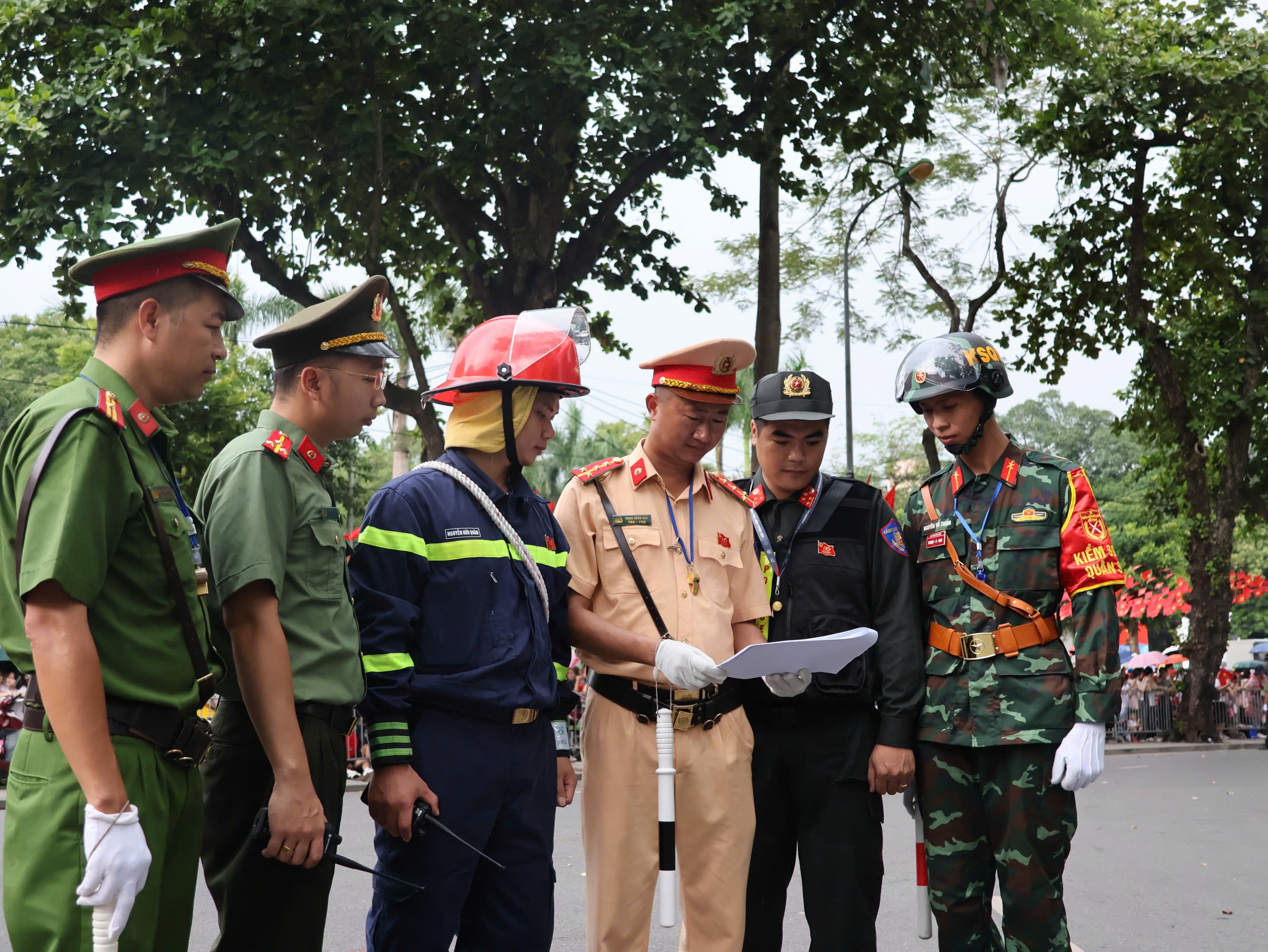 Hướng về đại lễ A80, tình quân dân Thủ đô càng thêm gắn bó- Ảnh 1. Hướng về đại lễ A80, tình quân dân Thủ đô càng thêm gắn bó- Ảnh 1.