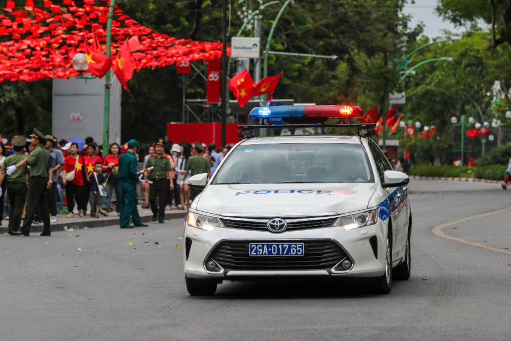 Hà Nội: Cảnh sát bảo vệ A80 mở đường đưa cháu bé đi cấp cứu- Ảnh 1.