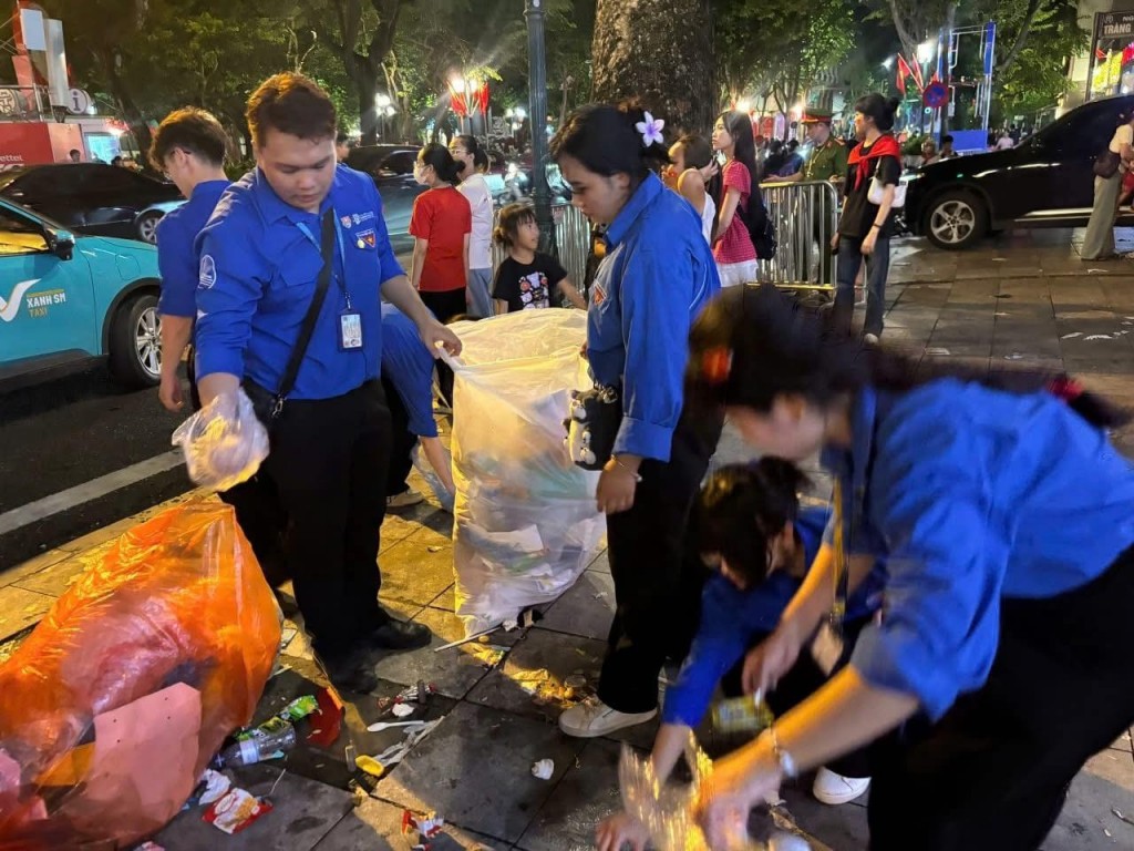 Nêu cao nét thanh lịch, văn minh trong đại lễ của dân tộc- Ảnh 1. Nêu cao nét thanh lịch, văn minh trong đại lễ của dân tộc- Ảnh 1.