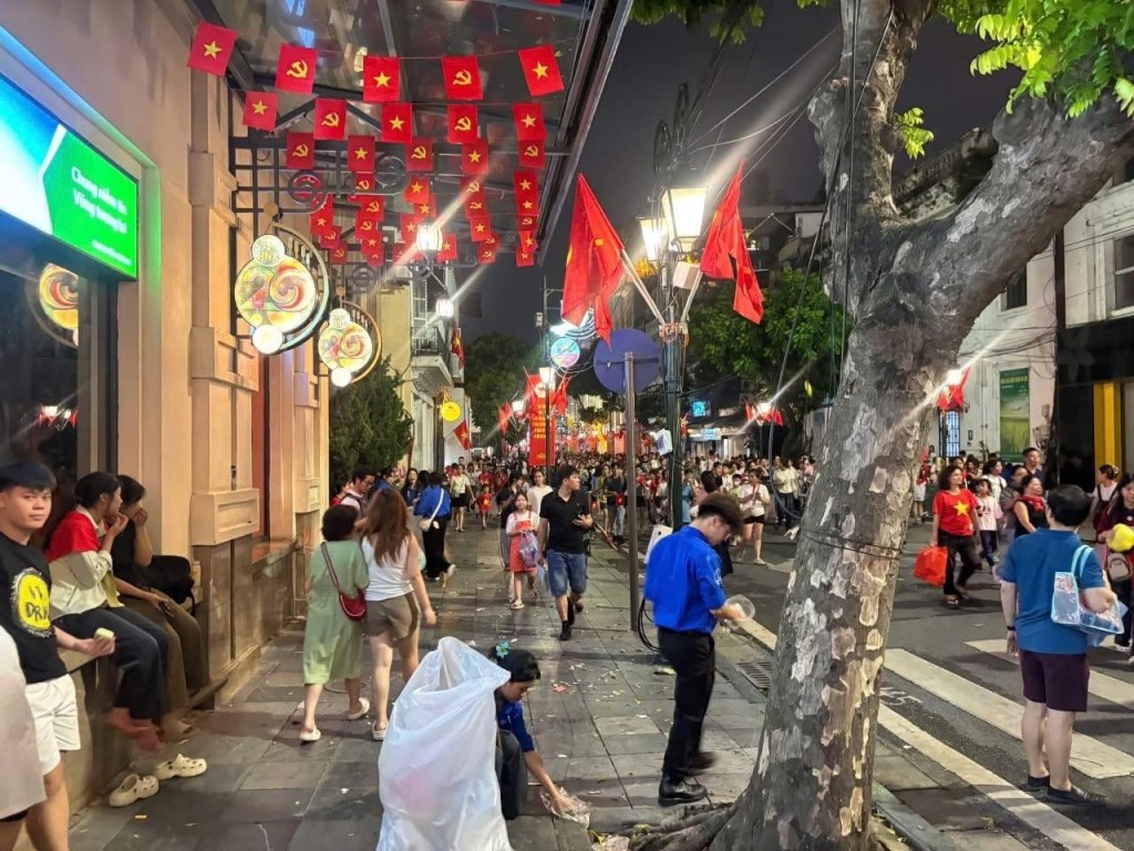Nêu cao nét thanh lịch, văn minh trong đại lễ của dân tộc- Ảnh 7. Nêu cao nét thanh lịch, văn minh trong đại lễ của dân tộc- Ảnh 7.