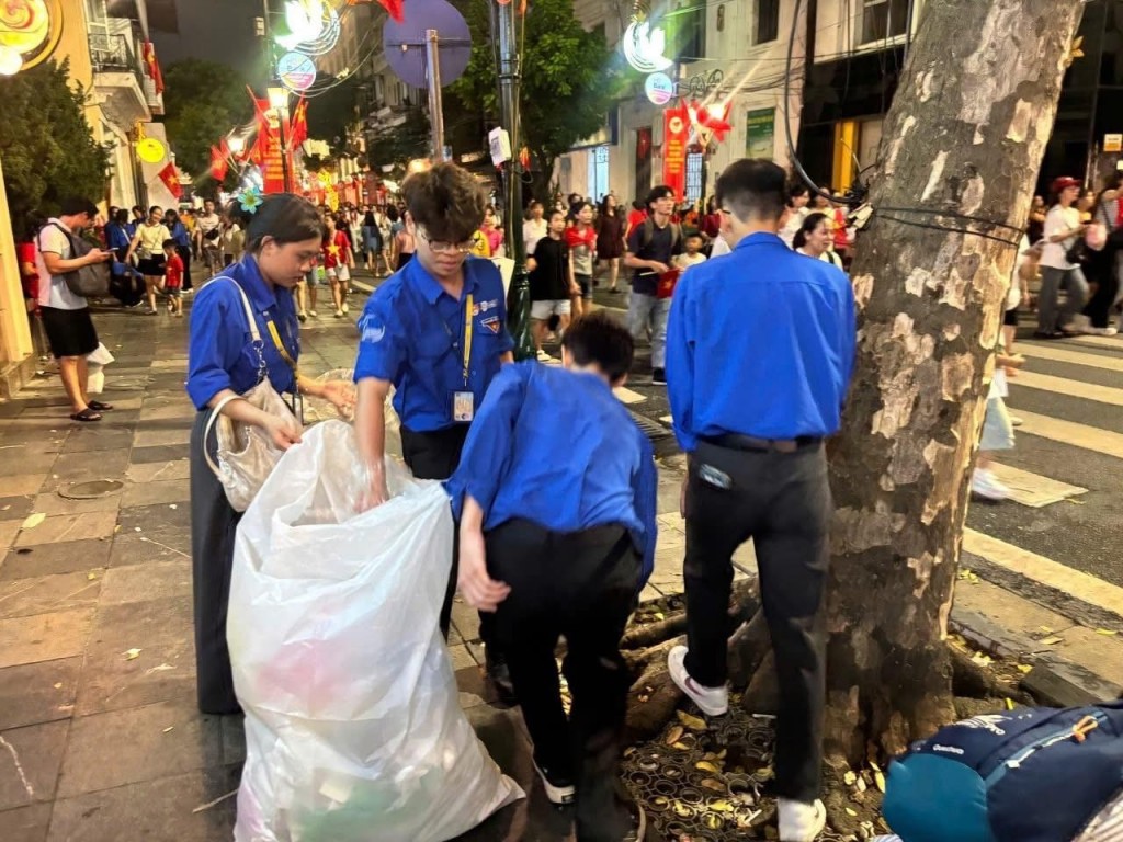 Nêu cao nét thanh lịch, văn minh trong đại lễ của dân tộc- Ảnh 6. Nêu cao nét thanh lịch, văn minh trong đại lễ của dân tộc- Ảnh 6.