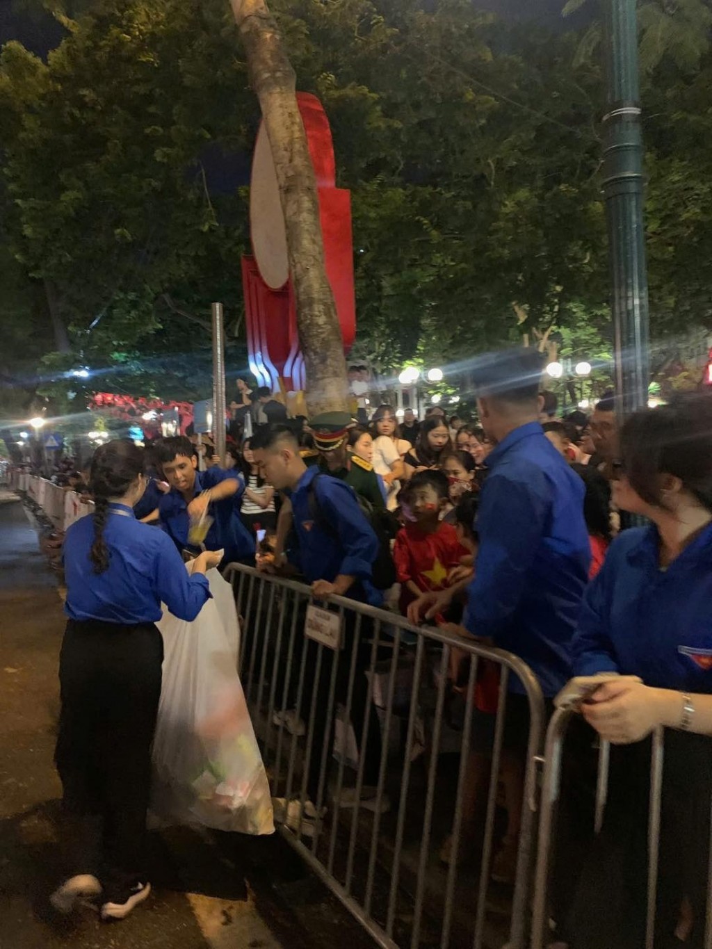 Nêu cao nét thanh lịch, văn minh trong đại lễ của dân tộc- Ảnh 5. Nêu cao nét thanh lịch, văn minh trong đại lễ của dân tộc- Ảnh 5.