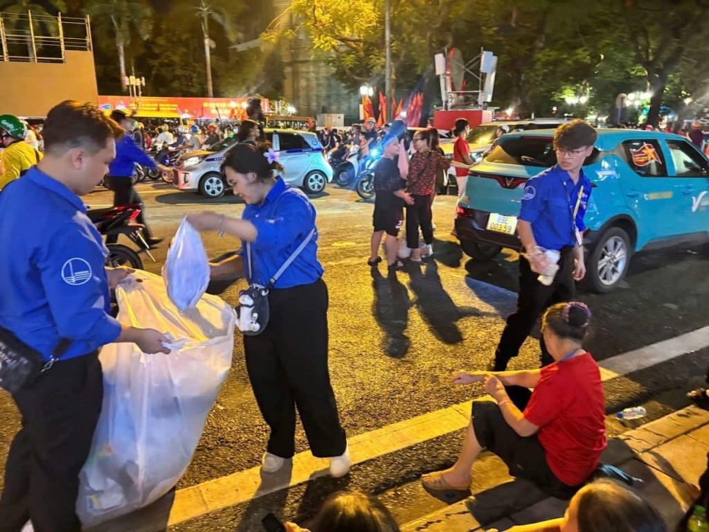 Nêu cao nét thanh lịch, văn minh trong đại lễ của dân tộc- Ảnh 4. Nêu cao nét thanh lịch, văn minh trong đại lễ của dân tộc- Ảnh 4.