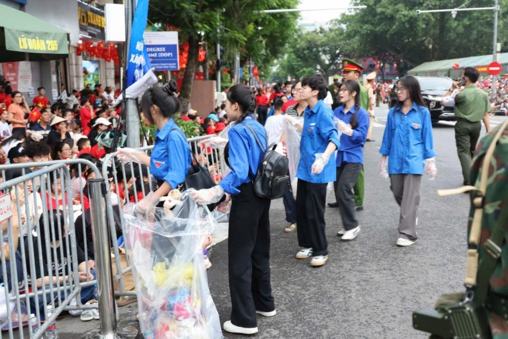 Nêu cao nét thanh lịch, văn minh trong đại lễ của dân tộc- Ảnh 8. Nêu cao nét thanh lịch, văn minh trong đại lễ của dân tộc- Ảnh 8.