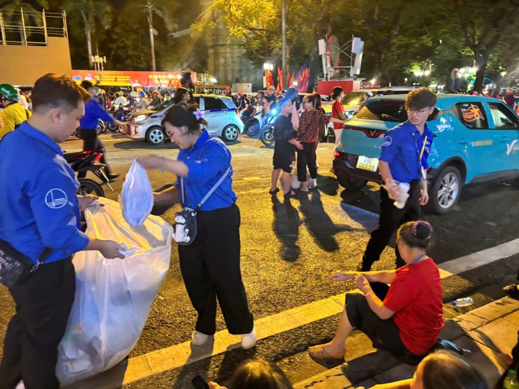 Tuổi trẻ Thủ đô chung tay vì đại lễ Quốc khánh lịch sử- Ảnh 1. Tuổi trẻ Thủ đô chung tay vì đại lễ Quốc khánh lịch sử- Ảnh 1.