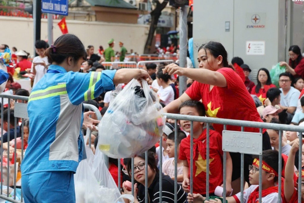 Nêu cao nét thanh lịch, văn minh trong đại lễ của dân tộc- Ảnh 2. Nêu cao nét thanh lịch, văn minh trong đại lễ của dân tộc- Ảnh 2.