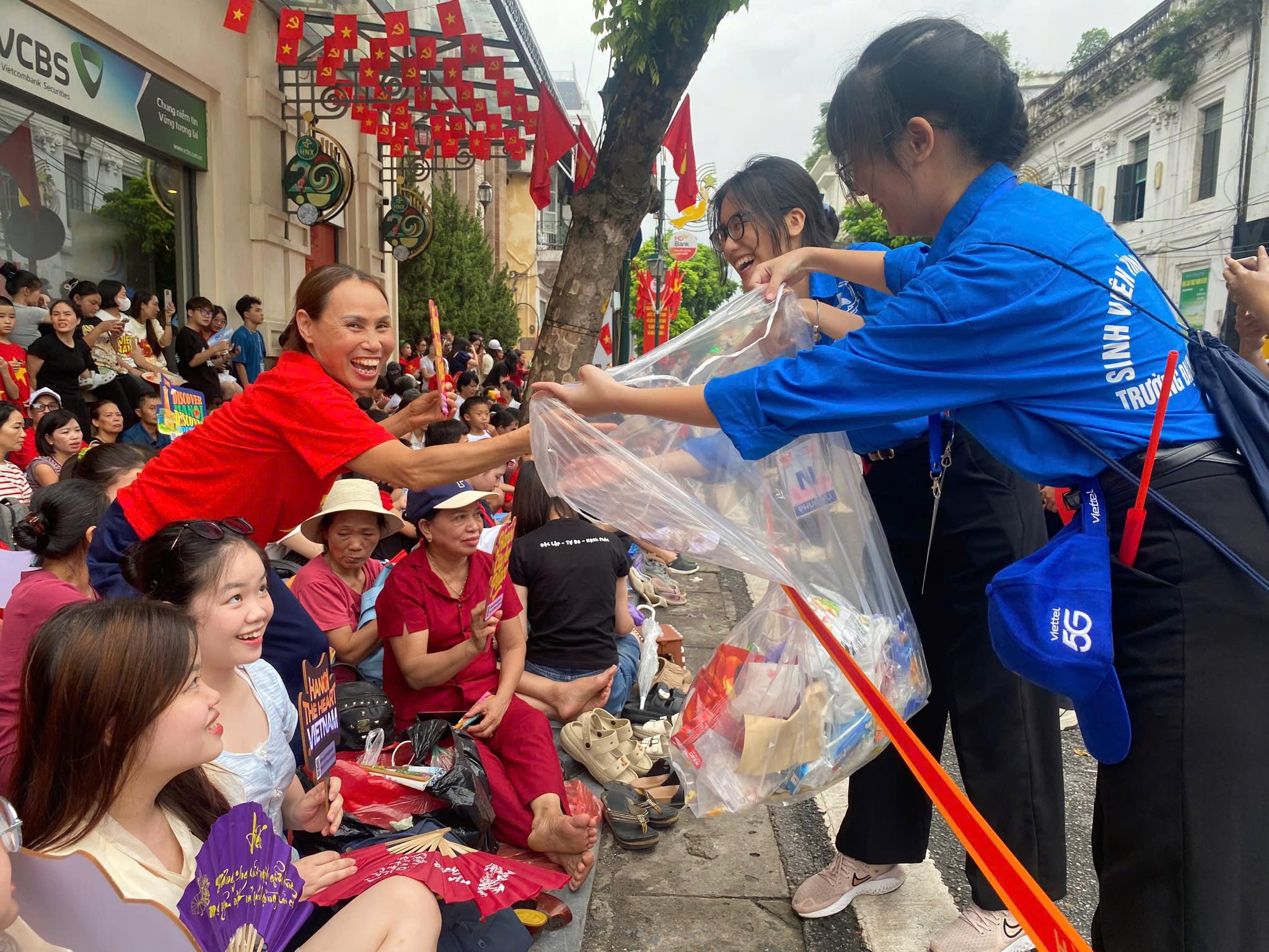 “Tôi dọn rác của tôi” – thông điệp đẹp sau Sơ duyệt diễu binh tối 27/8- Ảnh 1. “Tôi dọn rác của tôi” – thông điệp đẹp sau Sơ duyệt diễu binh tối 27/8- Ảnh 1.