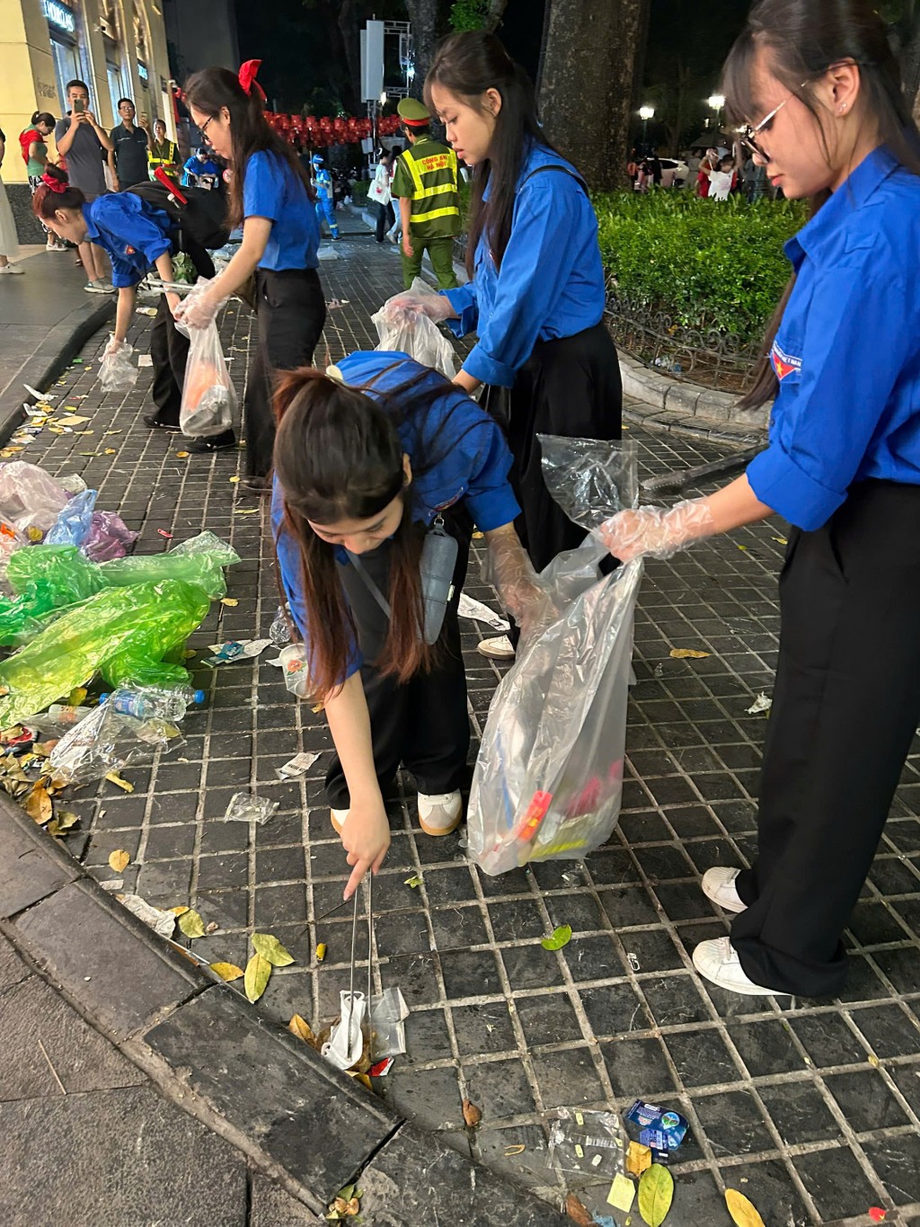 Mỗi hành động nhỏ, Hà Nội thêm xanh- Ảnh 1. Mỗi hành động nhỏ, Hà Nội thêm xanh- Ảnh 1.