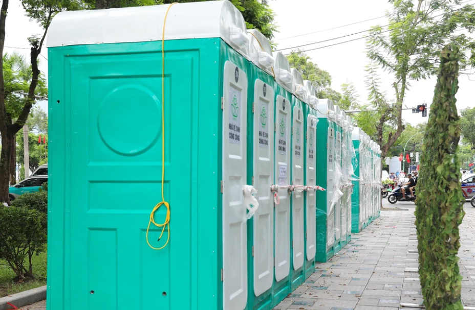 Đi vệ sinh ở đâu khi đi xem diễu binh, diễu hành?- Ảnh 1. Đi vệ sinh ở đâu khi đi xem diễu binh, diễu hành?- Ảnh 1.