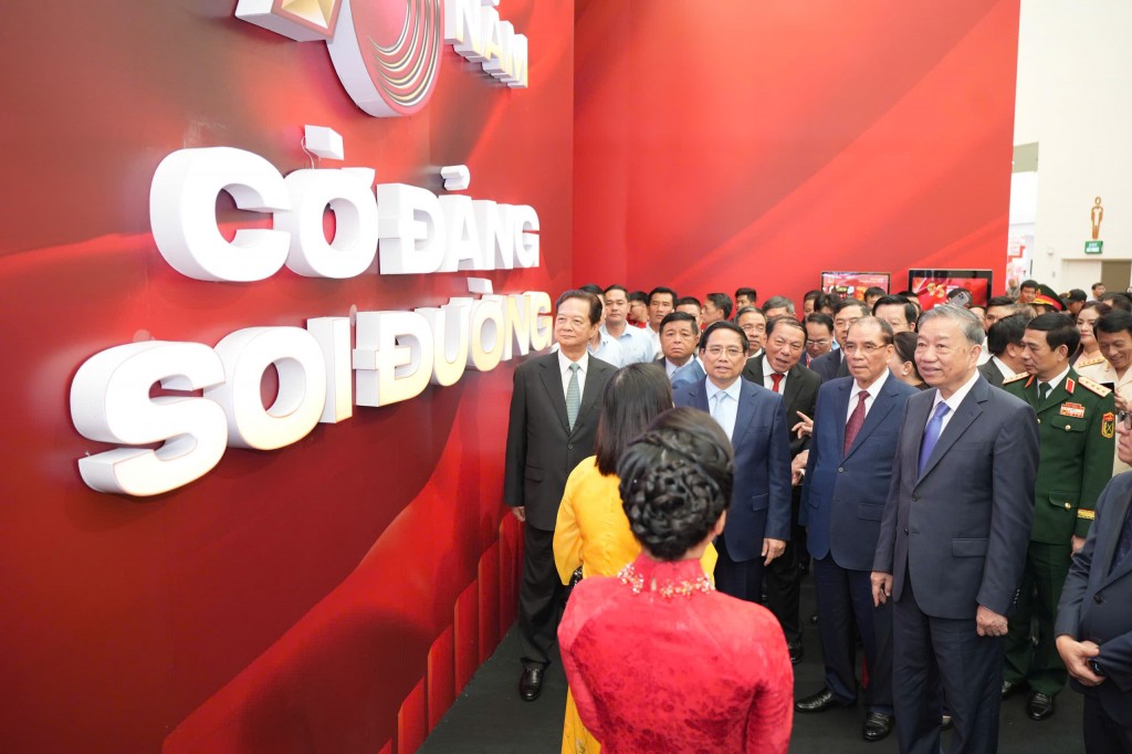 Dấu ấn thành tựu đất nước 80 năm dưới ngọn cờ Đảng- Ảnh 1. Dấu ấn thành tựu đất nước 80 năm dưới ngọn cờ Đảng- Ảnh 1.