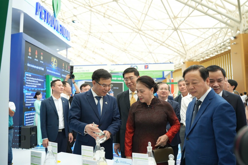 Dấu ấn thành tựu đất nước 80 năm dưới ngọn cờ Đảng- Ảnh 3. Dấu ấn thành tựu đất nước 80 năm dưới ngọn cờ Đảng- Ảnh 3.