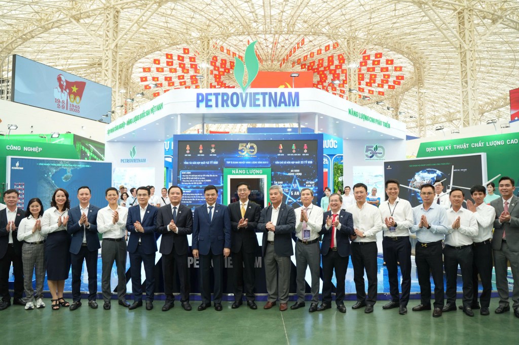 Dấu ấn thành tựu đất nước 80 năm dưới ngọn cờ Đảng- Ảnh 7. Dấu ấn thành tựu đất nước 80 năm dưới ngọn cờ Đảng- Ảnh 7.
