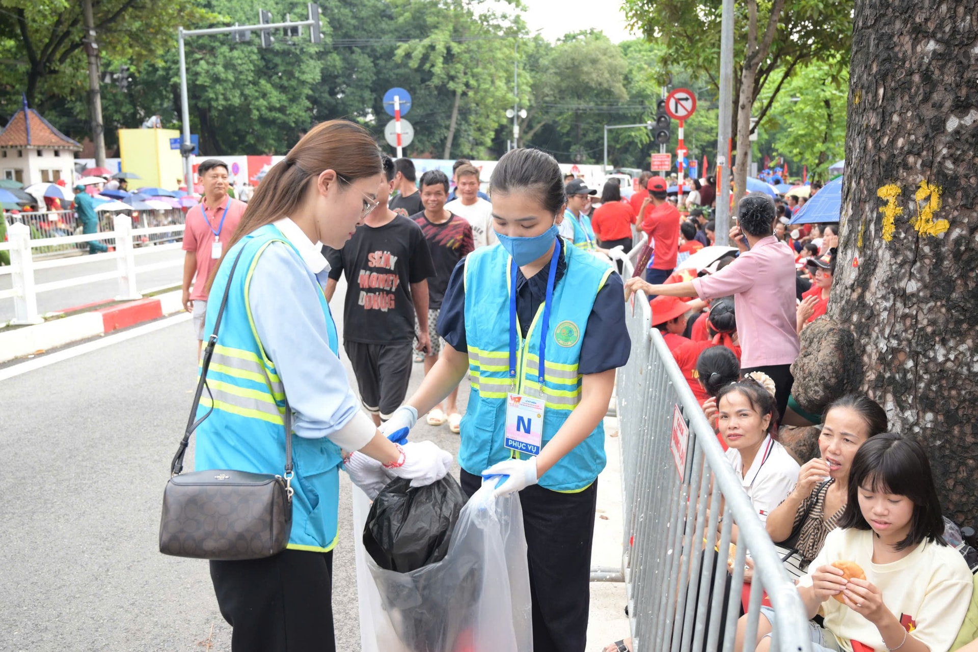 Ý thức của người dân có chuyển biến tích cực- Ảnh 1. Ý thức của người dân có chuyển biến tích cực- Ảnh 1.