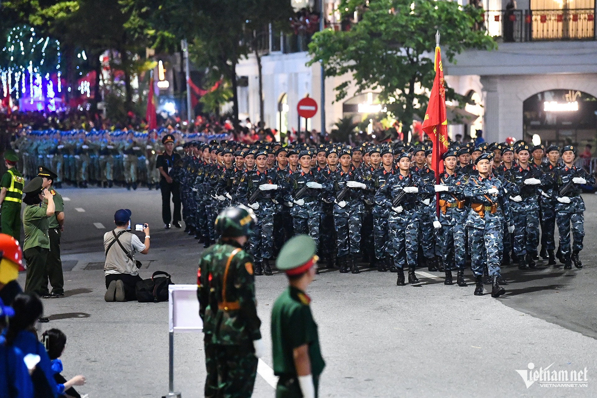 Những khối diễu binh thu hút người xem trên đường Hà Nội- Ảnh 2.