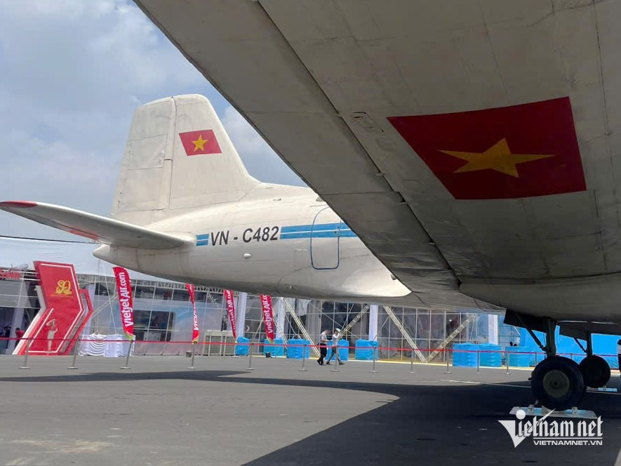 Điều đặc biệt của máy bay chở Bác Hồ đang được trưng bày ở triển lãm tại Hà Nội- Ảnh 4. Điều đặc biệt của máy bay chở Bác Hồ đang được trưng bày ở triển lãm tại Hà Nội- Ảnh 4.