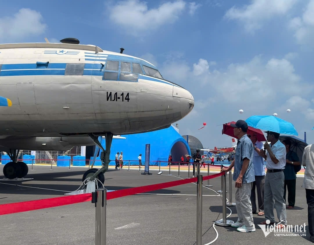 Điều đặc biệt của máy bay chở Bác Hồ đang được trưng bày ở triển lãm tại Hà Nội- Ảnh 3. Điều đặc biệt của máy bay chở Bác Hồ đang được trưng bày ở triển lãm tại Hà Nội- Ảnh 3.