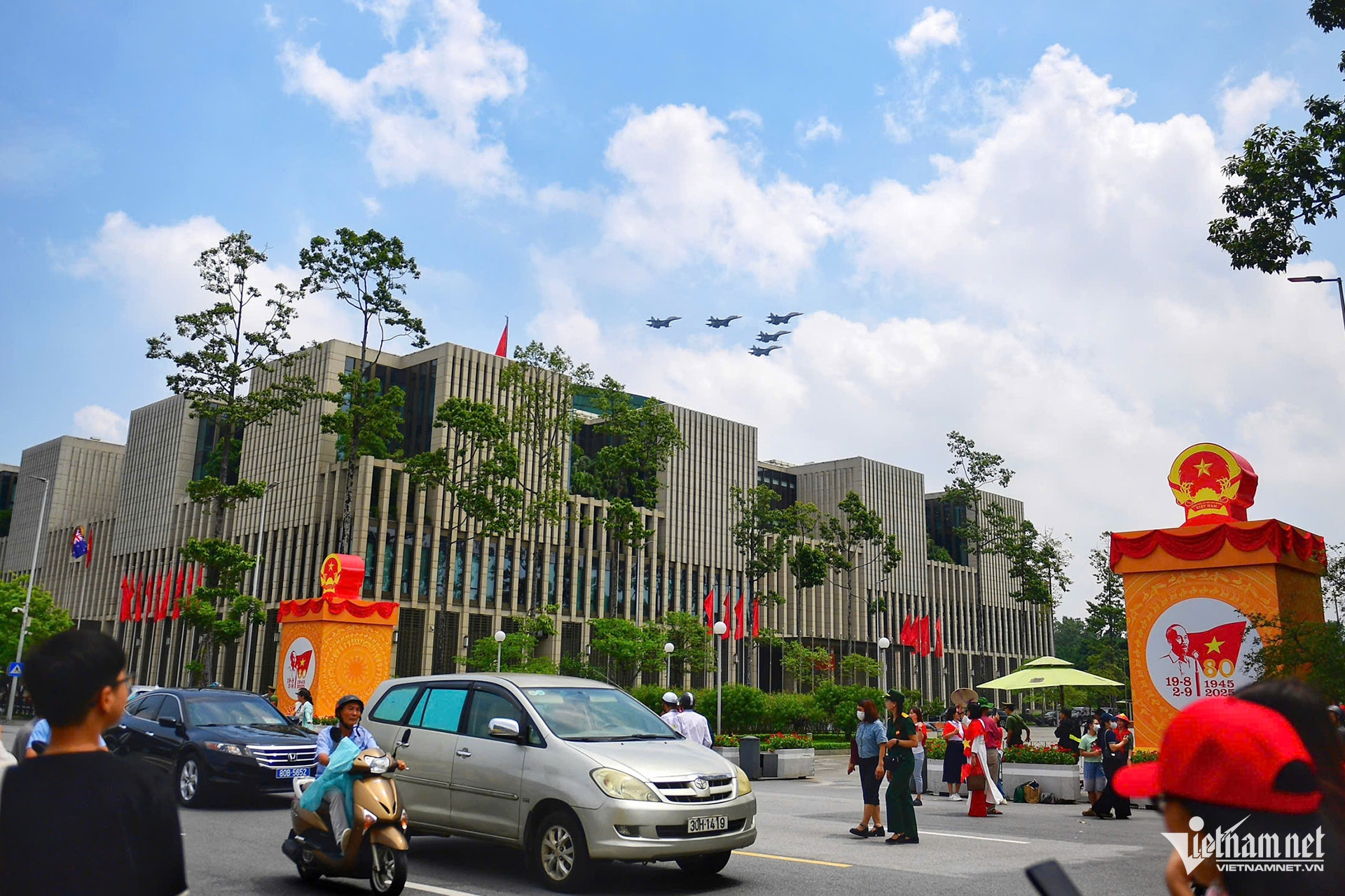 Hai sân bay đồng loạt "phóng" phi cơ quân sự hướng về Quảng trường Ba Đình- Ảnh 8. Hai sân bay đồng loạt "phóng" phi cơ quân sự hướng về Quảng trường Ba Đình- Ảnh 8.