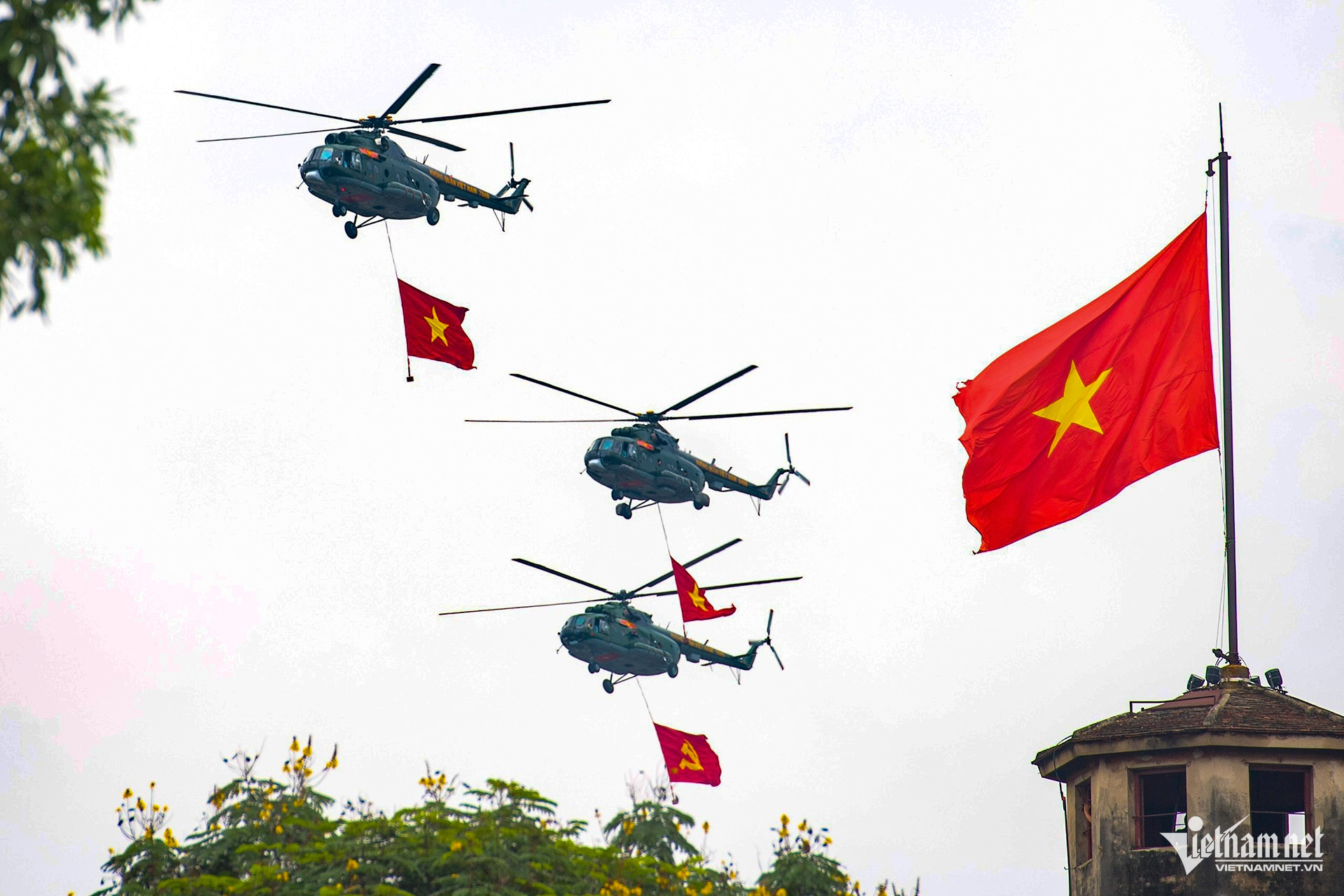 Hai sân bay đồng loạt "phóng" phi cơ quân sự hướng về Quảng trường Ba Đình- Ảnh 7. Hai sân bay đồng loạt "phóng" phi cơ quân sự hướng về Quảng trường Ba Đình- Ảnh 7.