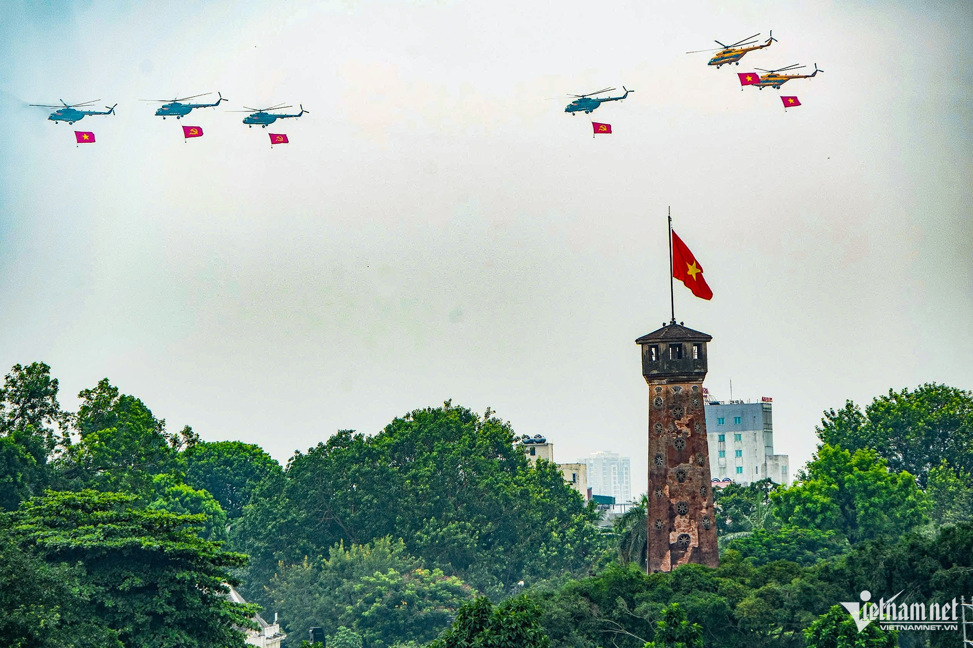 Hai sân bay đồng loạt "phóng" phi cơ quân sự hướng về Quảng trường Ba Đình- Ảnh 6. Hai sân bay đồng loạt "phóng" phi cơ quân sự hướng về Quảng trường Ba Đình- Ảnh 6.