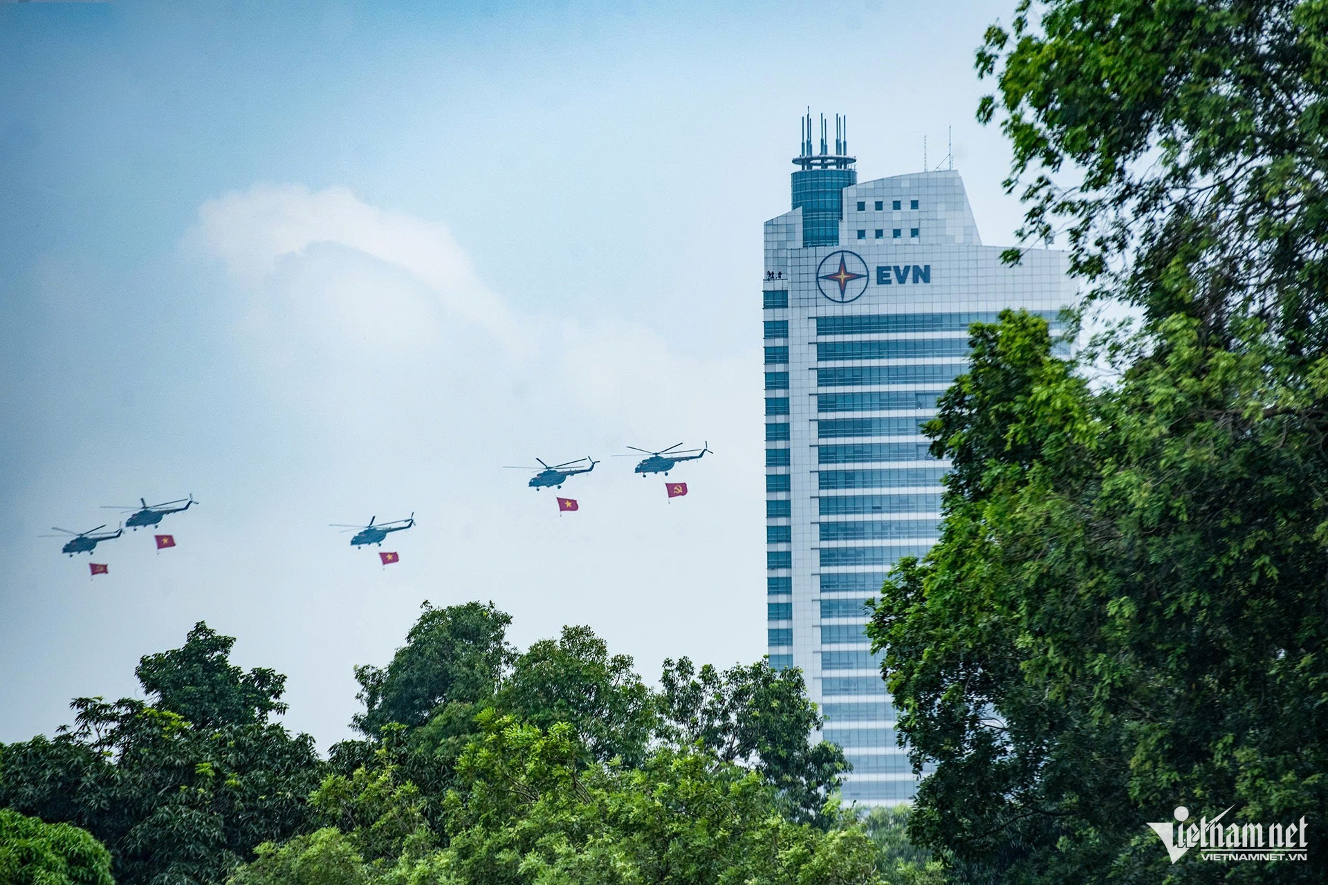 Hai sân bay đồng loạt "phóng" phi cơ quân sự hướng về Quảng trường Ba Đình- Ảnh 1. Hai sân bay đồng loạt "phóng" phi cơ quân sự hướng về Quảng trường Ba Đình- Ảnh 1.