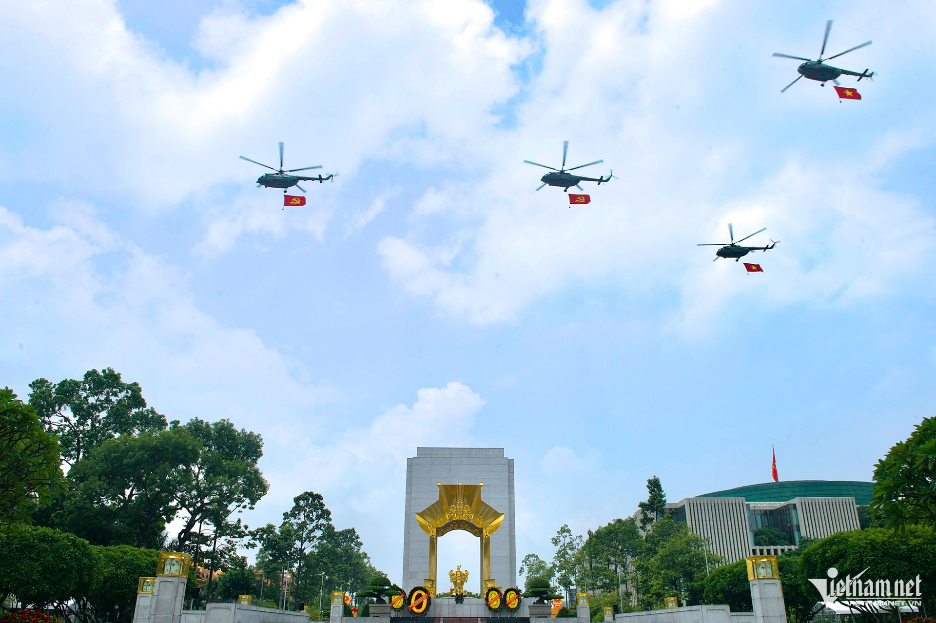 Hai sân bay đồng loạt "phóng" phi cơ quân sự hướng về Quảng trường Ba Đình- Ảnh 2. Hai sân bay đồng loạt "phóng" phi cơ quân sự hướng về Quảng trường Ba Đình- Ảnh 2.