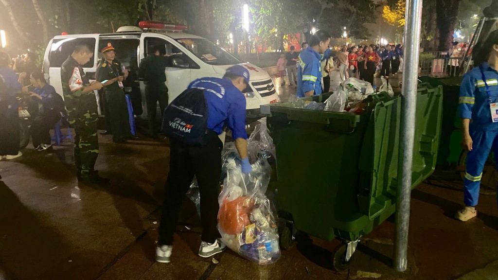 Những khoảnh khắc giàu ý nghĩa của thanh niên tình nguyện- Ảnh 2. Những khoảnh khắc giàu ý nghĩa của thanh niên tình nguyện- Ảnh 2.