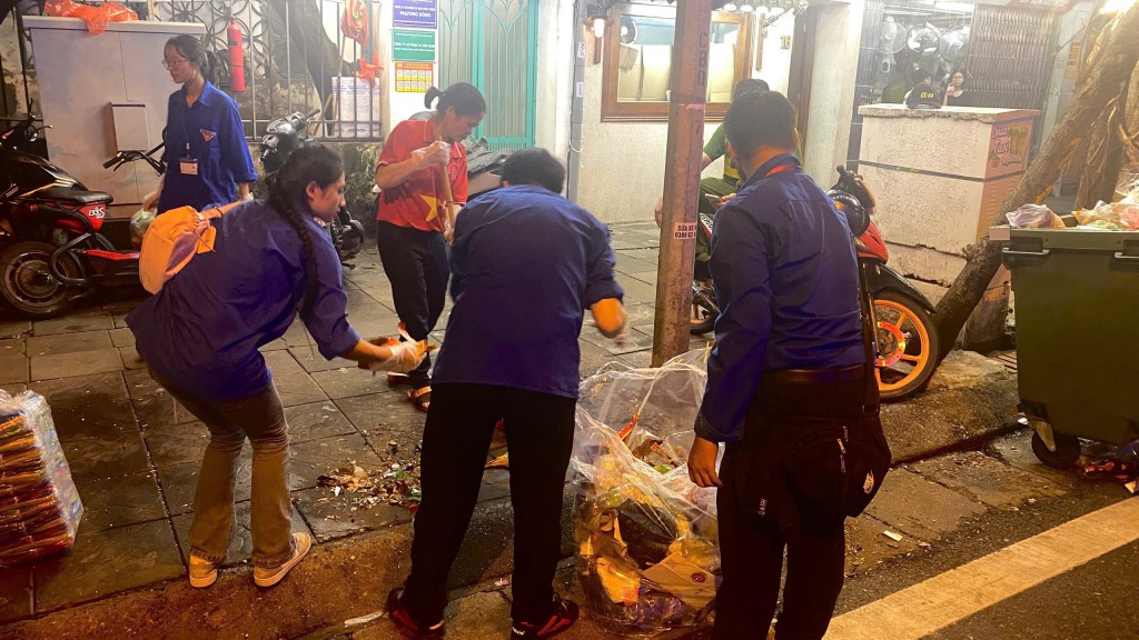 Những khoảnh khắc giàu ý nghĩa của thanh niên tình nguyện- Ảnh 3. Những khoảnh khắc giàu ý nghĩa của thanh niên tình nguyện- Ảnh 3.