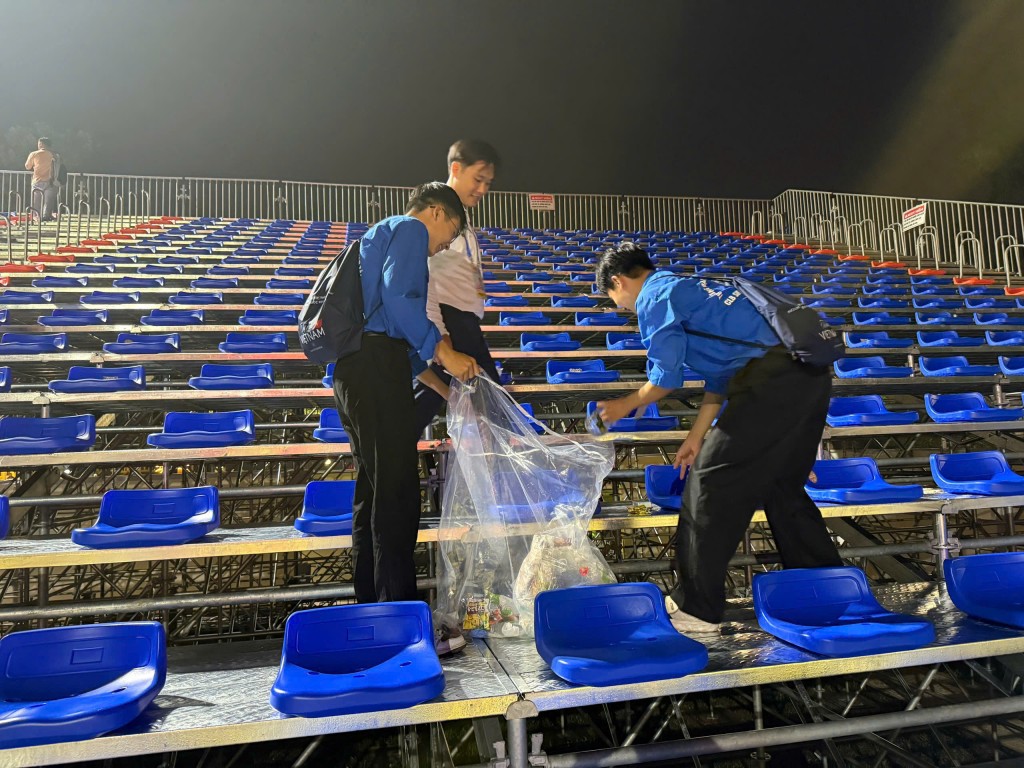 Những khoảnh khắc giàu ý nghĩa của thanh niên tình nguyện- Ảnh 1. Những khoảnh khắc giàu ý nghĩa của thanh niên tình nguyện- Ảnh 1.