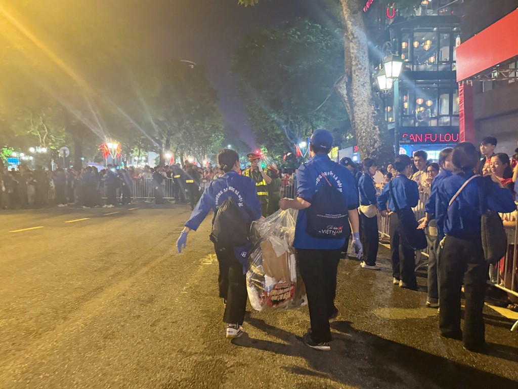Những khoảnh khắc giàu ý nghĩa của thanh niên tình nguyện- Ảnh 4. Những khoảnh khắc giàu ý nghĩa của thanh niên tình nguyện- Ảnh 4.