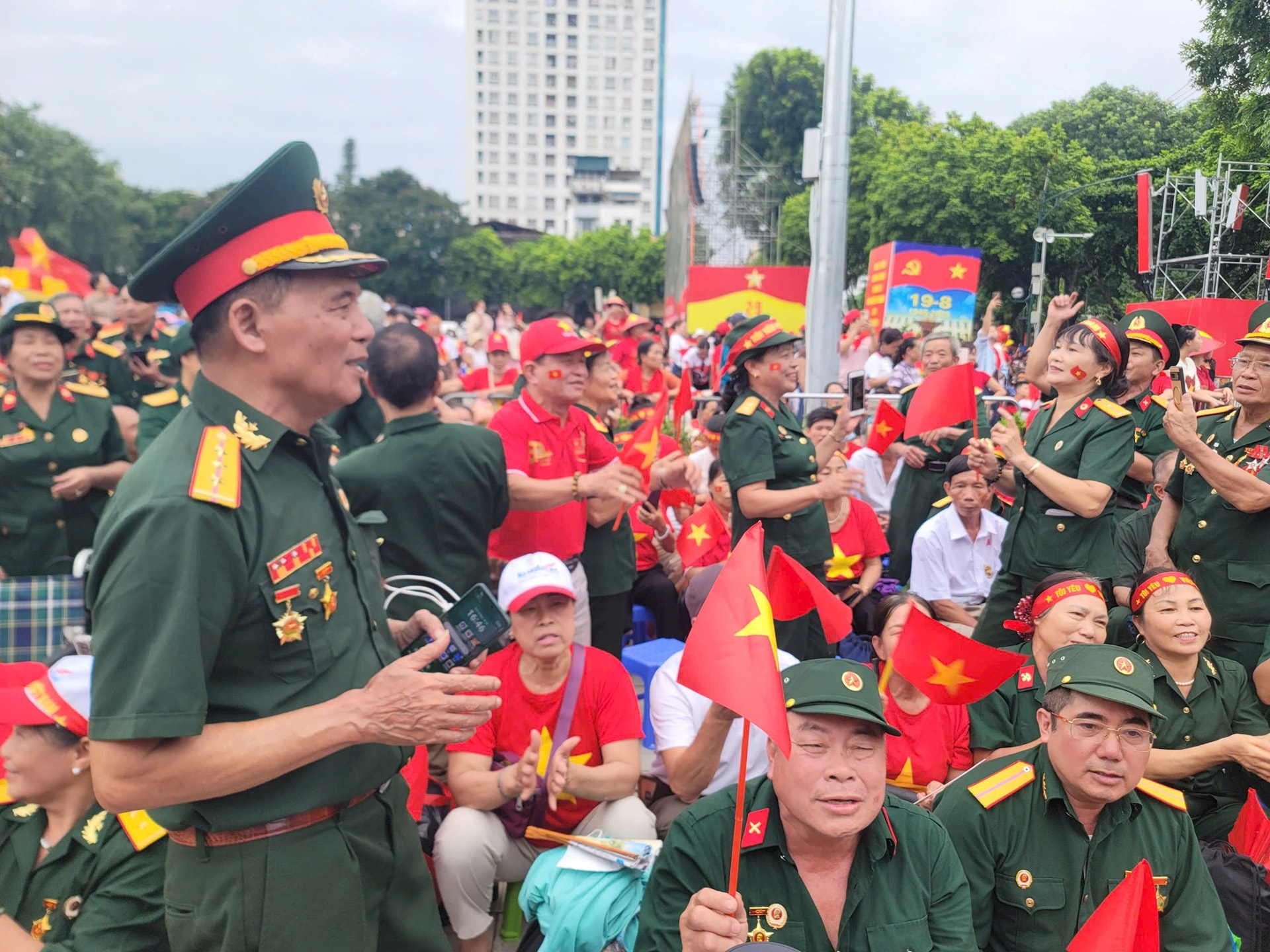 Phường Ba Đình: Bố trí ghế ngồi, chỗ nghỉ đêm cho người dân xem diễu binh, diễu hành- Ảnh 2. Phường Ba Đình: Bố trí ghế ngồi, chỗ nghỉ đêm cho người dân xem diễu binh, diễu hành- Ảnh 2.