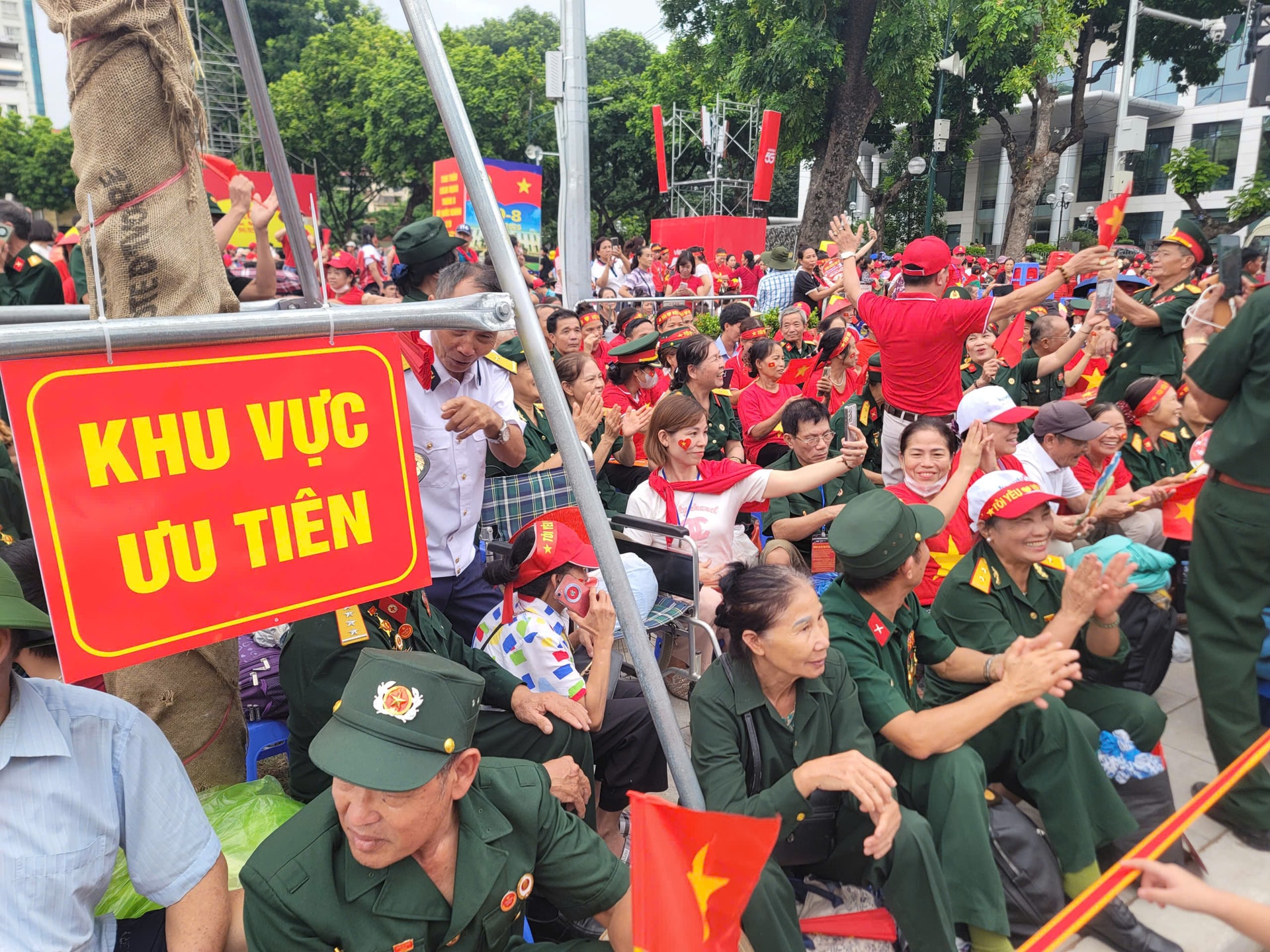 Phường Ba Đình: Bố trí ghế ngồi, chỗ nghỉ đêm cho người dân xem diễu binh, diễu hành- Ảnh 1. Phường Ba Đình: Bố trí ghế ngồi, chỗ nghỉ đêm cho người dân xem diễu binh, diễu hành- Ảnh 1.