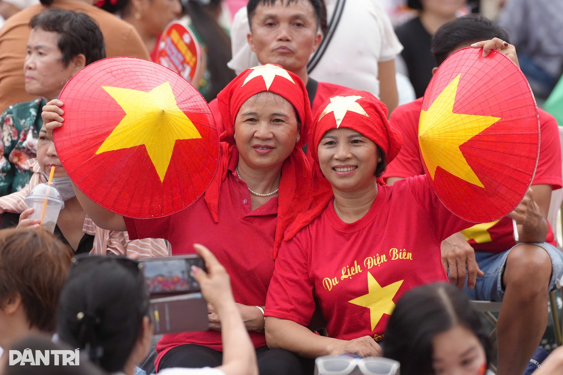 Người dân đội ghế, mang chiếu sẵn sàng cắm trại xuyên đêm chờ xem diễu binh- Ảnh 14. Người dân đội ghế, mang chiếu sẵn sàng cắm trại xuyên đêm chờ xem diễu binh- Ảnh 14.