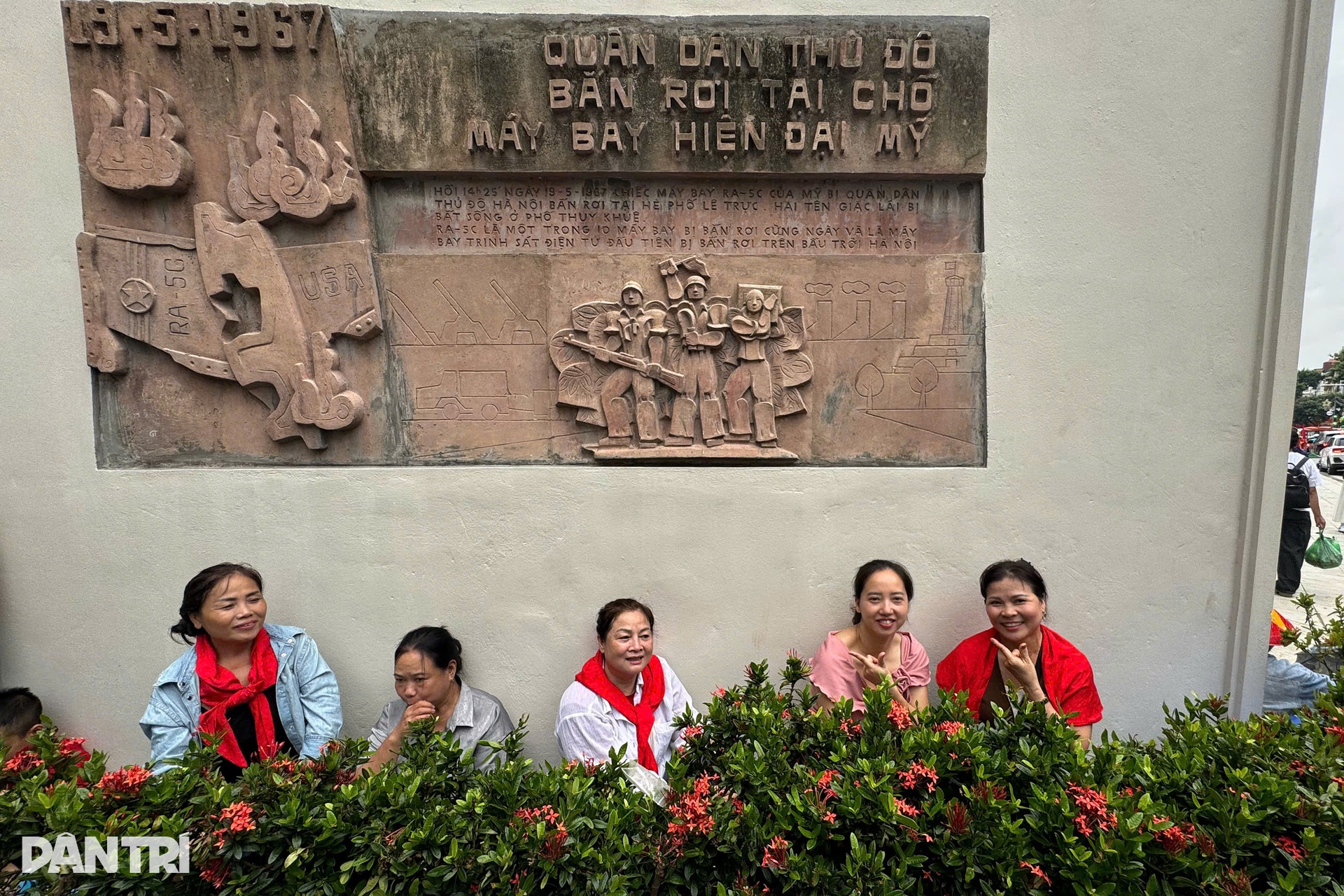 Người dân đội ghế, mang chiếu sẵn sàng cắm trại xuyên đêm chờ xem diễu binh- Ảnh 12. Người dân đội ghế, mang chiếu sẵn sàng cắm trại xuyên đêm chờ xem diễu binh- Ảnh 12.