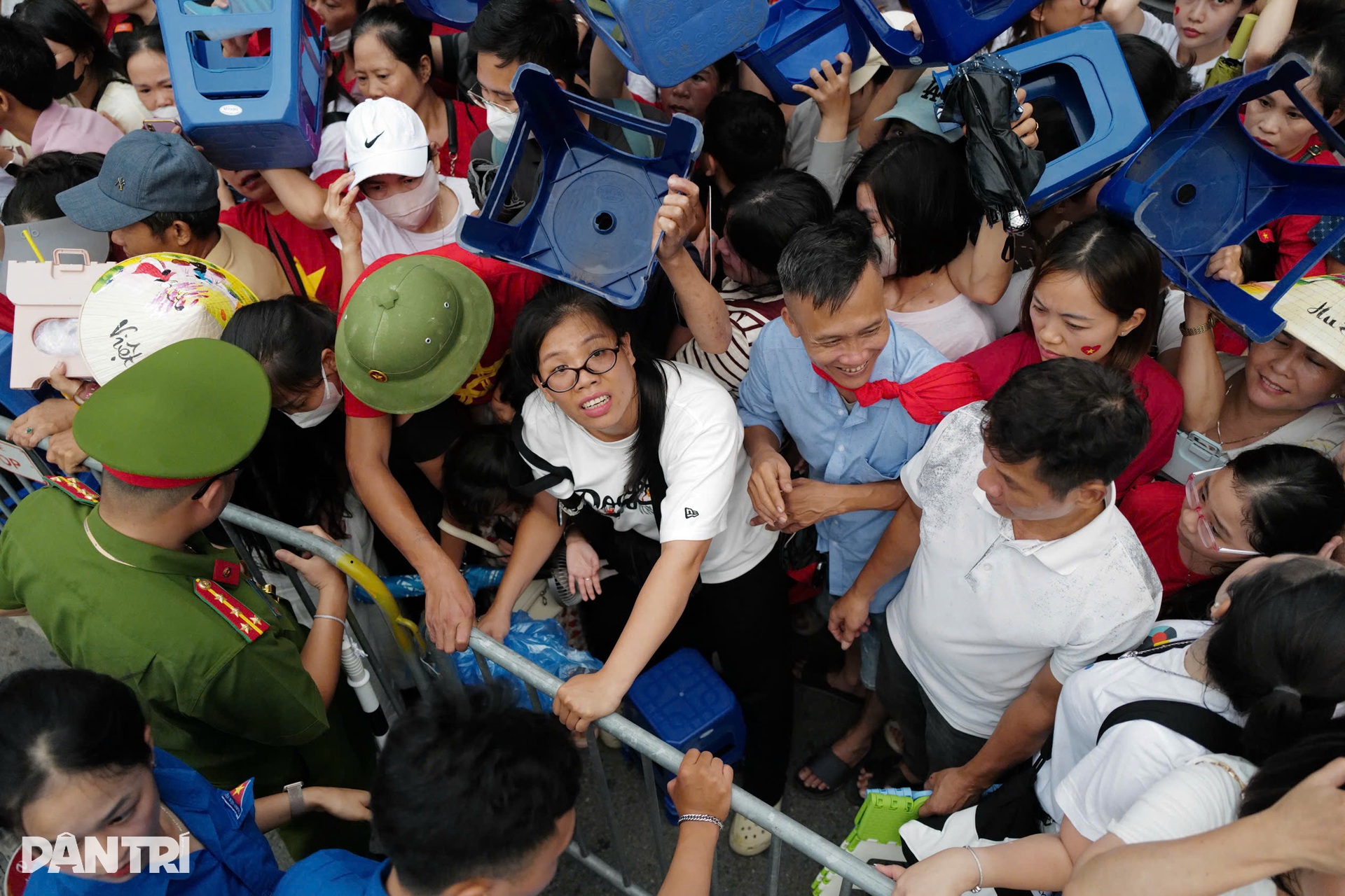 Người dân đội ghế, mang chiếu sẵn sàng cắm trại xuyên đêm chờ xem diễu binh- Ảnh 5. Người dân đội ghế, mang chiếu sẵn sàng cắm trại xuyên đêm chờ xem diễu binh- Ảnh 5.