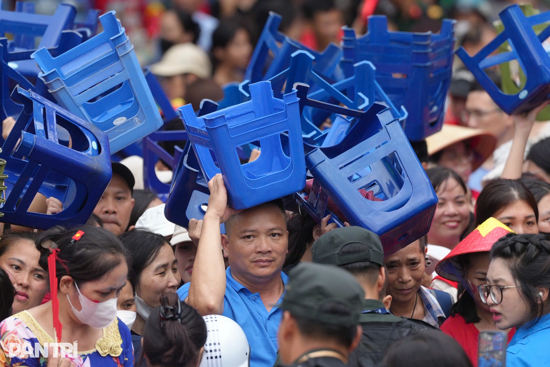 Người dân đội ghế, mang chiếu sẵn sàng cắm trại xuyên đêm chờ xem diễu binh- Ảnh 6. Người dân đội ghế, mang chiếu sẵn sàng cắm trại xuyên đêm chờ xem diễu binh- Ảnh 6.