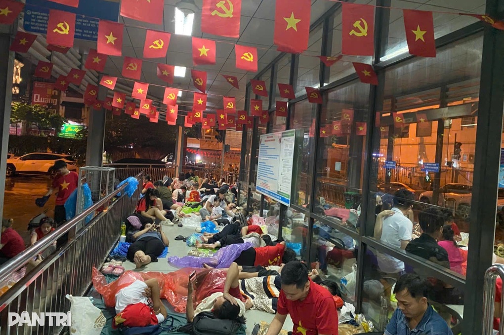 Hà Nội Mưa Nặng Hạt, Người Dân Dựng Lều Ngủ Tạm Xuyên Đêm Ở Nhà Ga, Bến Xe- Ảnh 1. Hà Nội Mưa Nặng Hạt, Người Dân Dựng Lều Ngủ Tạm Xuyên Đêm Ở Nhà Ga, Bến Xe- Ảnh 1.