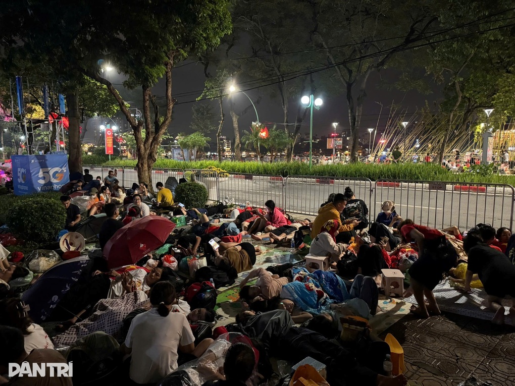 Hà Nội Mưa Nặng Hạt, Người Dân Dựng Lều Ngủ Tạm Xuyên Đêm Ở Nhà Ga, Bến Xe- Ảnh 4. Hà Nội Mưa Nặng Hạt, Người Dân Dựng Lều Ngủ Tạm Xuyên Đêm Ở Nhà Ga, Bến Xe- Ảnh 4.