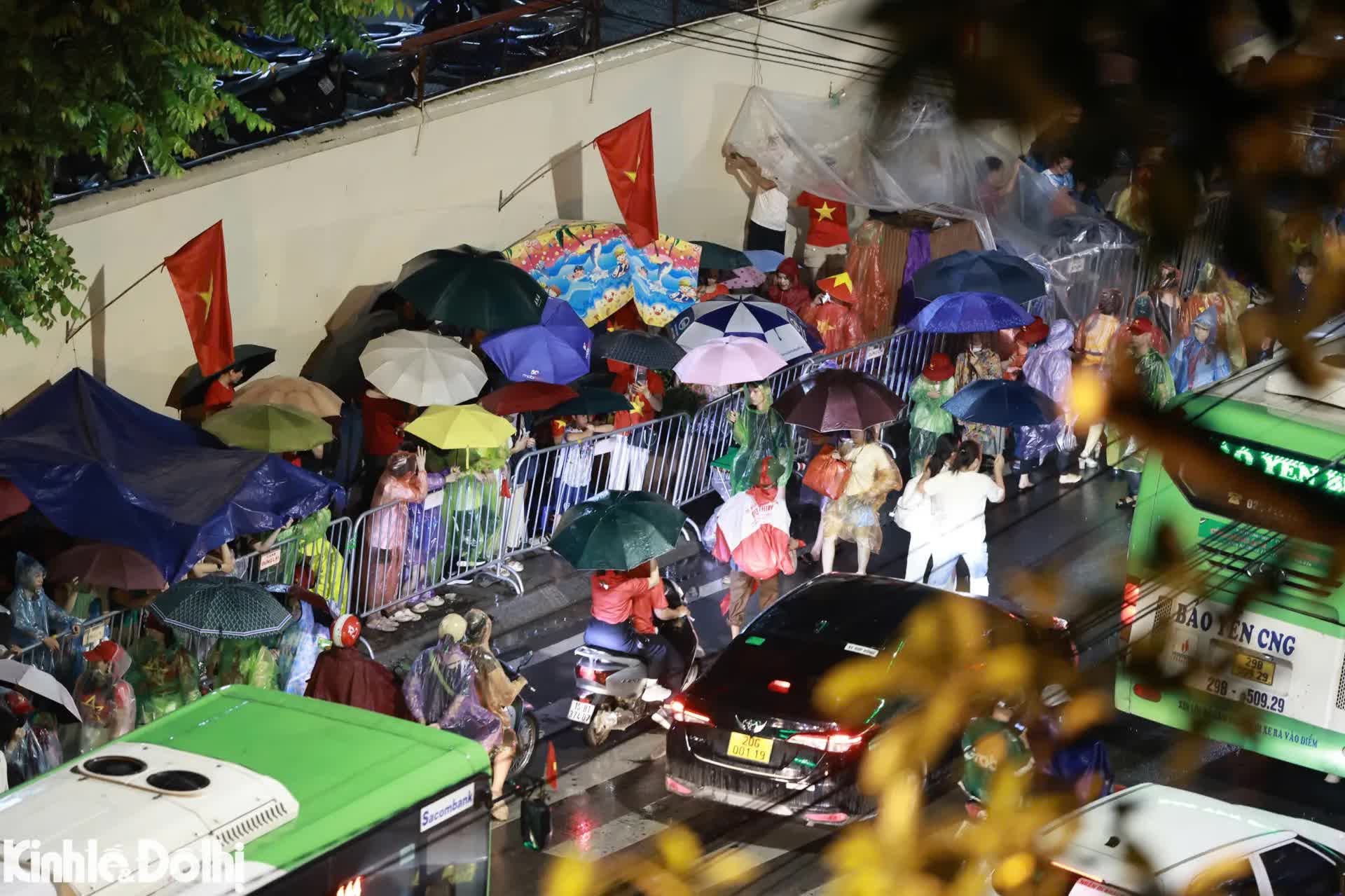 Bất chấp mưa gió, biển người xếp hàng, sẵn sàng thức xuyên đêm chờ tổng duyệt diễu binh, diễu hành A80- Ảnh 12. Bất chấp mưa gió, biển người xếp hàng, sẵn sàng thức xuyên đêm chờ tổng duyệt diễu binh, diễu hành A80- Ảnh 12.