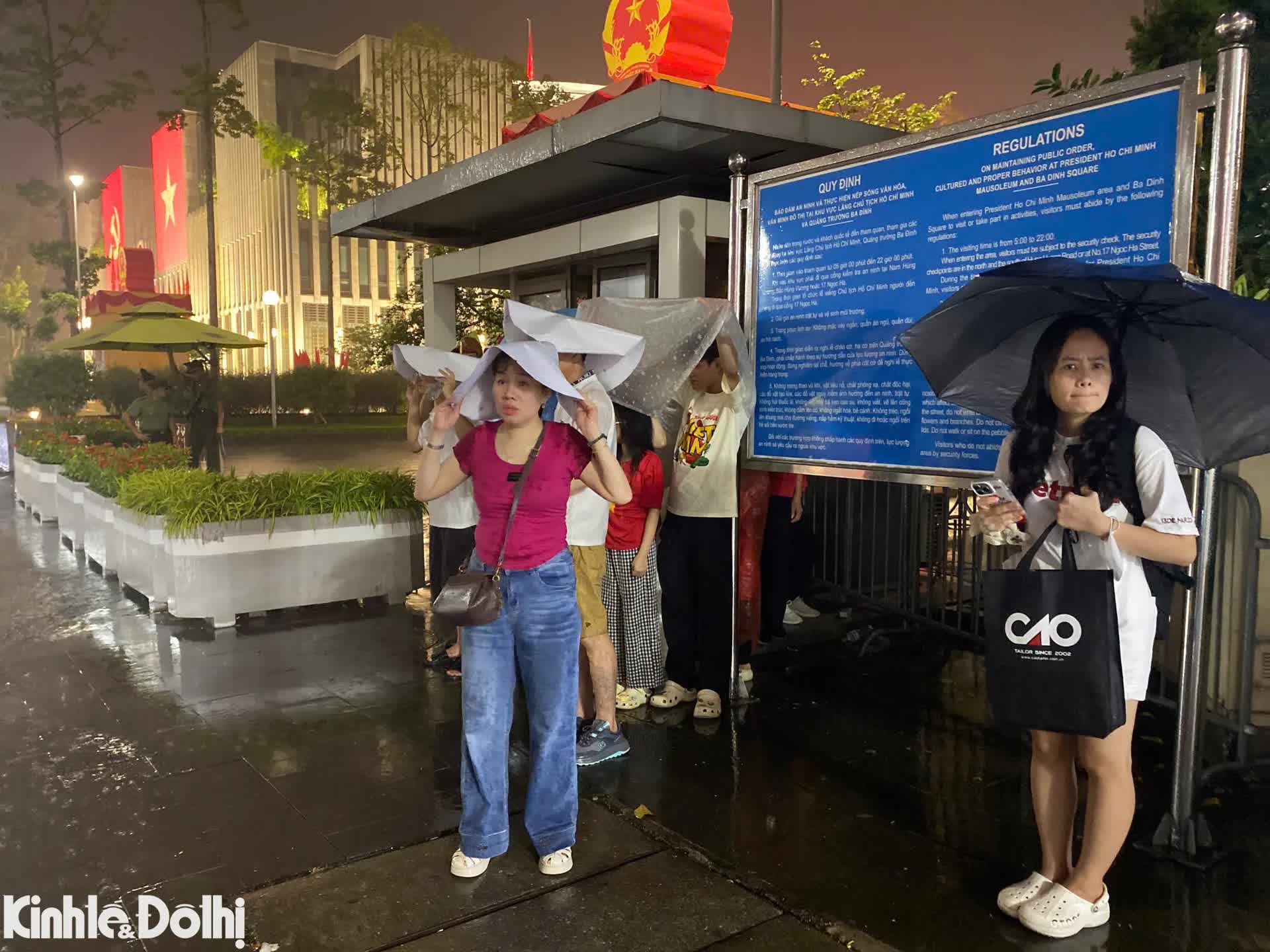 Bất chấp mưa gió, biển người xếp hàng, sẵn sàng thức xuyên đêm chờ tổng duyệt diễu binh, diễu hành A80- Ảnh 14. Bất chấp mưa gió, biển người xếp hàng, sẵn sàng thức xuyên đêm chờ tổng duyệt diễu binh, diễu hành A80- Ảnh 14.