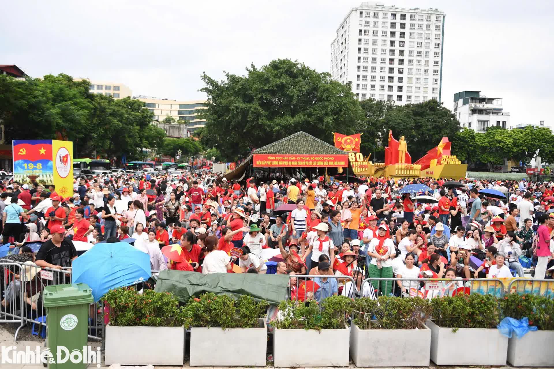 Bất chấp mưa gió, biển người xếp hàng, sẵn sàng thức xuyên đêm chờ tổng duyệt diễu binh, diễu hành A80- Ảnh 1. Bất chấp mưa gió, biển người xếp hàng, sẵn sàng thức xuyên đêm chờ tổng duyệt diễu binh, diễu hành A80- Ảnh 1.